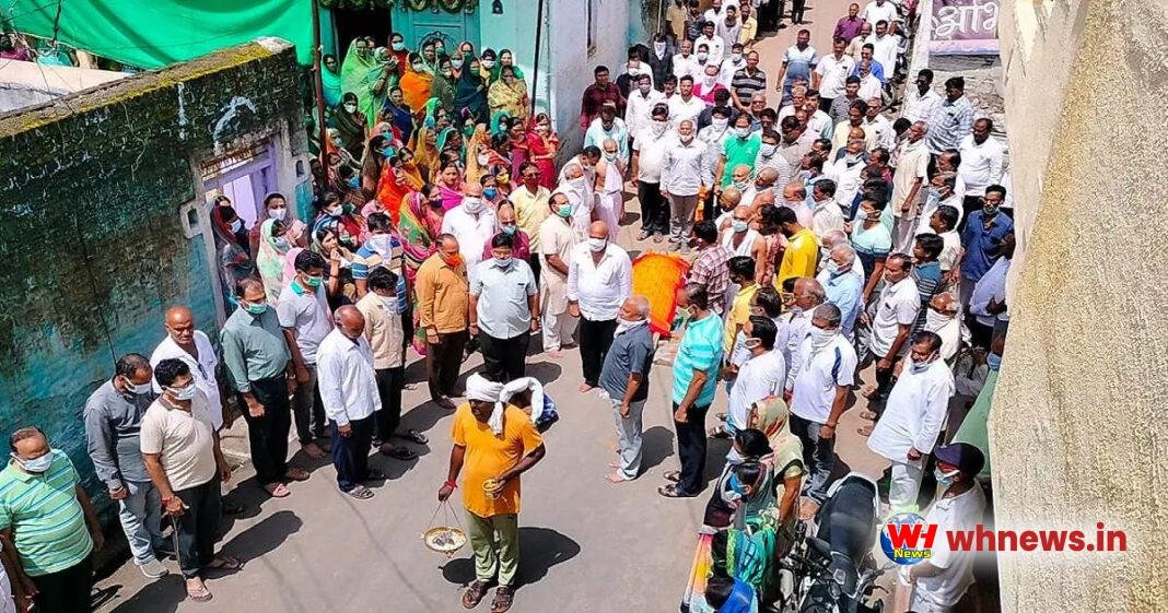  ऐसी राष्ट्रीय निष्ठा!  मां के अंतिम संस्कार में बच्चों ने गाया राष्ट्रगान 
