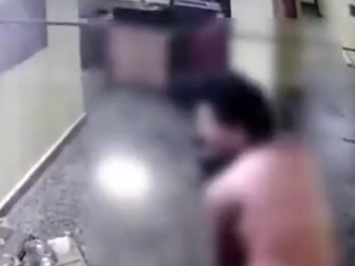 गर्ल्स हॉस्टल में अफरा-तफरी, सुरक्षा गार्डों ने बच्चियों से किया गर्ल्स हॉस्टल में अफरा-तफरी, सुरक्षा गार्डों ने बच्चियों से किया छेड़खानी, सामने चौका देने वाला सीसीटीवी वीडियो