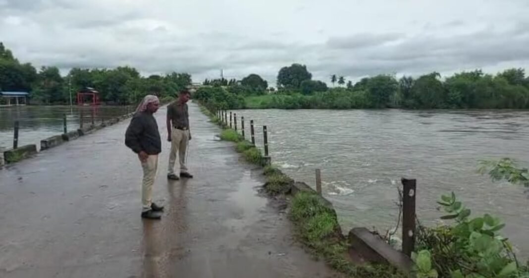 पिकअप नदीत कोसळली, गाडीसह तीन जण गेले वाहून, पोलिसांचे शोधकार्य सुरू 
