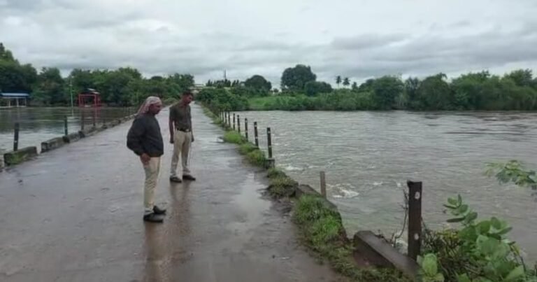 पिकअप नदीत कोसळली, गाडीसह तीन जण गेले वाहून, पोलिसांचे शोधकार्य सुरू 