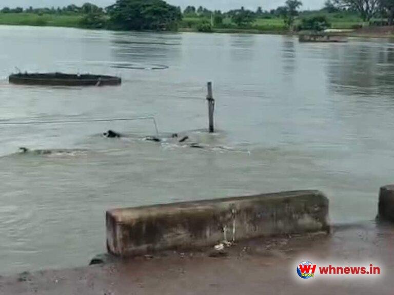 प्रवरा नदी में बह गया पिकअप, एक को बचाया, दो लापता
