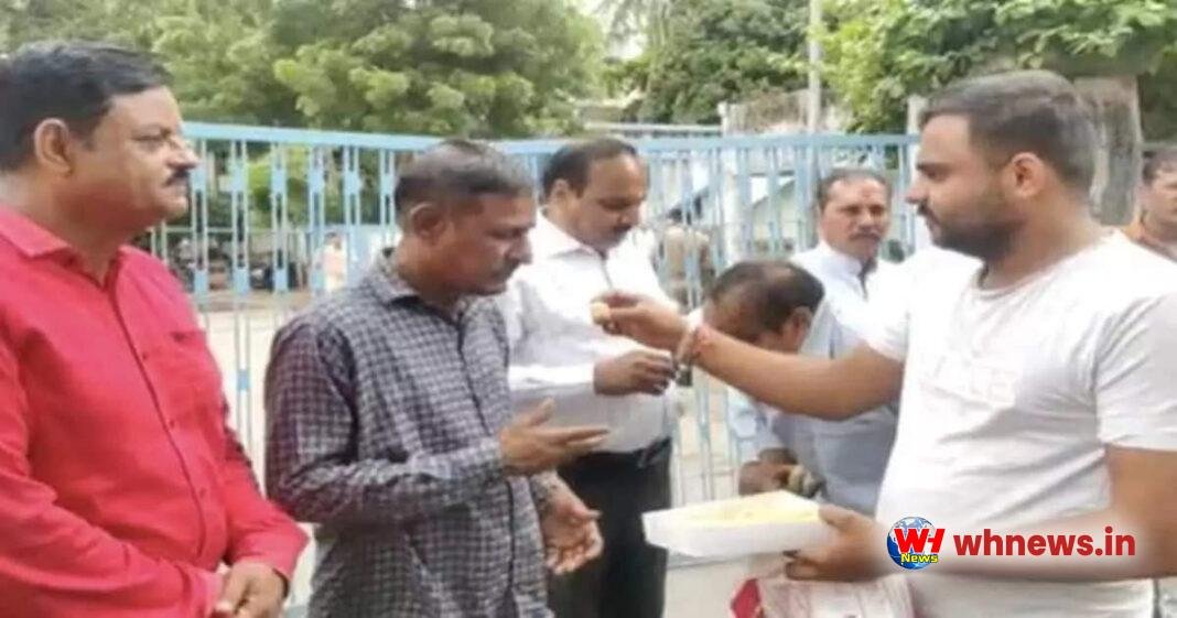 बिलकिस बानो मामले के दोषियों का मिठाई से स्वागत, एक दोषी ने राजनीति की ओर इशारा किया 
