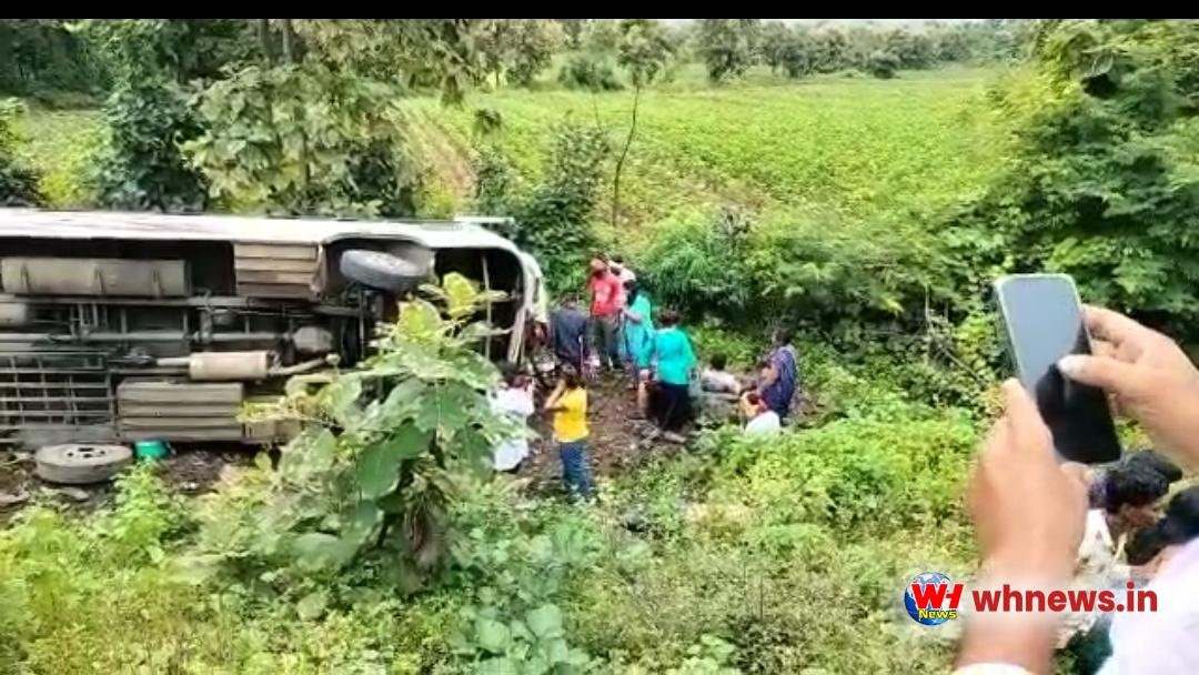 पर्यटन पर जा रही बस पलटी 10 महिला घायल  नागपुर के त्रिमूर्ति नगर से जा रहे थे सेलु कि और