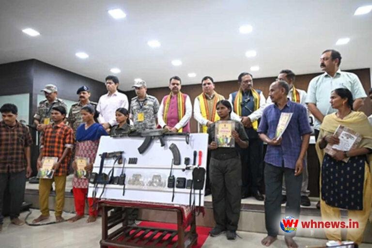 12 नक्सलियों ने सीएम के सामने किया सरेंडर