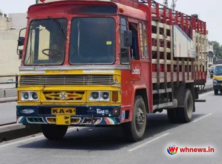 चालक ने लगाया ब्रेक, ट्रक से गिरे पाइप, दो महिलाओं की मौत, चार घायल