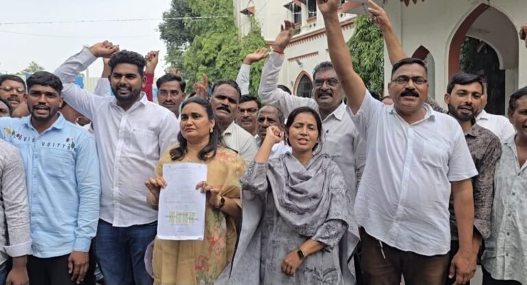 विस्फोटक खुलासा : अवंतिका लेकुरवाले का आरोप – “वोट चोरी के बाद अब भूखंड चोरी” • – तहक़ूब ग्रामसभा में पास हुआ फर्जी प्रस्ताव, नकली हस्ताक्षरों से मिली मंज़ूरी • – सरपंच–अधिकारियों की मिलीभगत से 3 एकड़ सरकारी ज़मीन निजी कंपनी को लीज़ पर • -7 दिन में सौदा रद्द न हुआ तो ग्रामीण काँग्रेस करेंगे ग्रामपंचायत का कामकाज बंद और उग्र आंदोलन