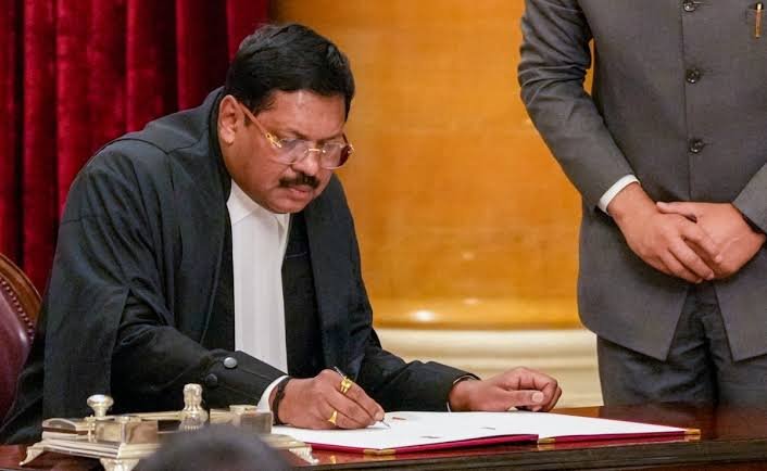 CJI गवई पर जूता फेंकने की कोशिश: सुप्रीम कोर्ट में सनसनी, वकील राकेश किशोर निलंबित