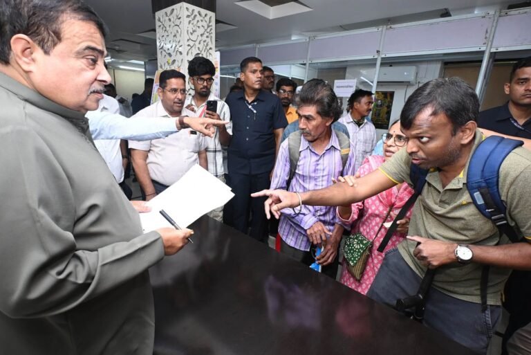 दिव्यांगांना मदतीचा हात, ज्येष्ठांना आधार!  केंद्रीय मंत्री नितीन गडकरी यांच्या जनसंपर्क कार्यक्रमाला नागरिकांची गर्दी