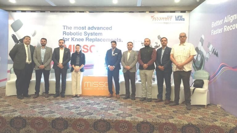 वोक्हार्ट हॉस्पिटल्स नागपूरमध्ये अत्याधुनिक रोबोटिक गुडघा प्रत्यारोपण शस्त्रक्रियेची सुरुवात रुग्णांना पुन्हा वेदनारहित चालण्याची नवी संधी मिसो रोबोटिक सिस्टीममुळे जागतिक दर्जाचे ऑर्थोपेडिक (हाडांचे) तंत्रज्ञान आता आपल्या शहरातच उपलब्ध झाले आहे. ज्याचा फायदा नागपूर, विदर्भ आणि मध्यप्रदेशातील रुग्णांना होईल.