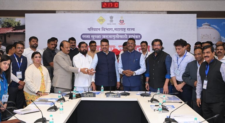 रस्ता सुरक्षेसाठी महाराष्ट्राचा अभिनव उपक्रम: ‘झेब्रु’ शुभंकराचे नागपूरात मुख्यमंत्री माननीय श्री देवेंद्र फडणवीस यांच्या हस्ते अनावरण